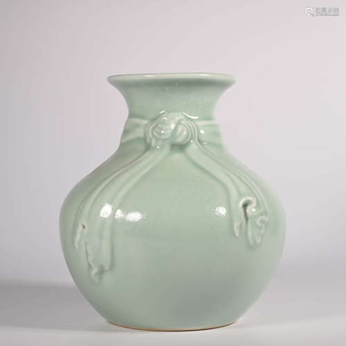 Qianlong of Qing Dynasty       Azure glaze bottle