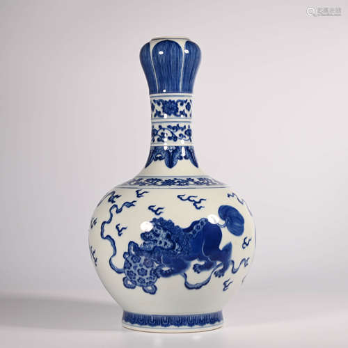 Qianlong of Qing Dynasty        Blue and white garlic bottle