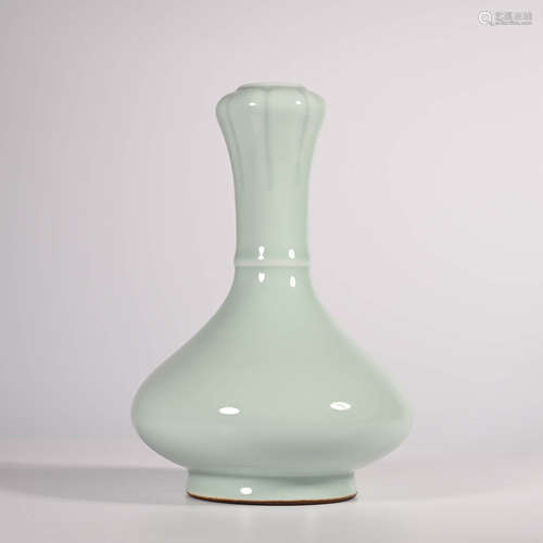 Qianlong of Qing Dynasty        Green glaze garlic bottle