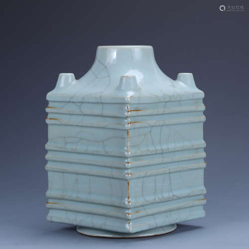 Qianlong of Qing Dynasty      Imitation official glaze square vase