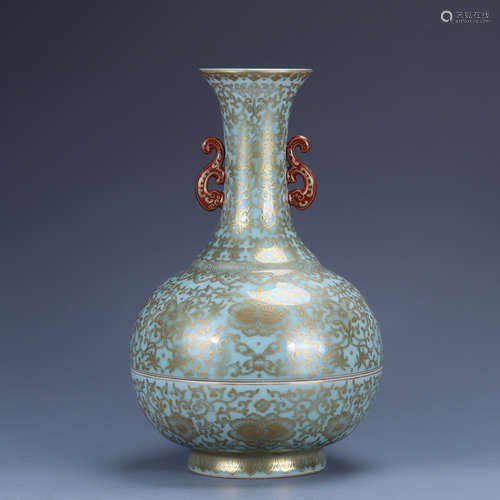 Jiaqing of Qing Dynasty       Pink vase with lotus design