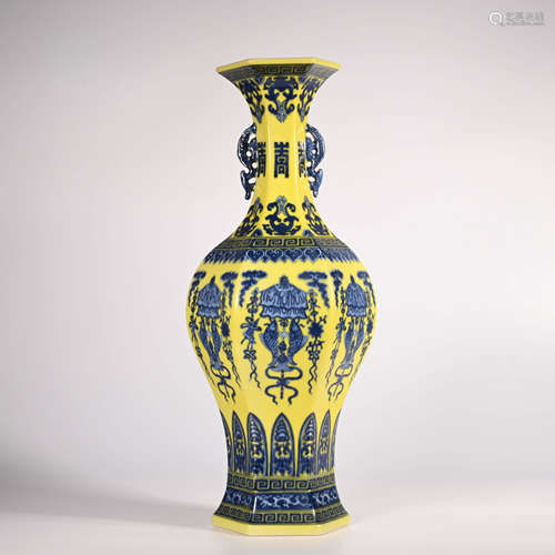 Qianlong of Qing Dynasty        Bottle with blue and white dragon pattern on yellow background