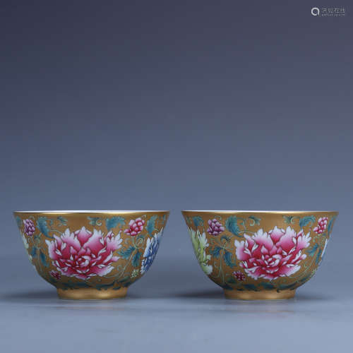 Yongzheng       A pair of famille rose bowls