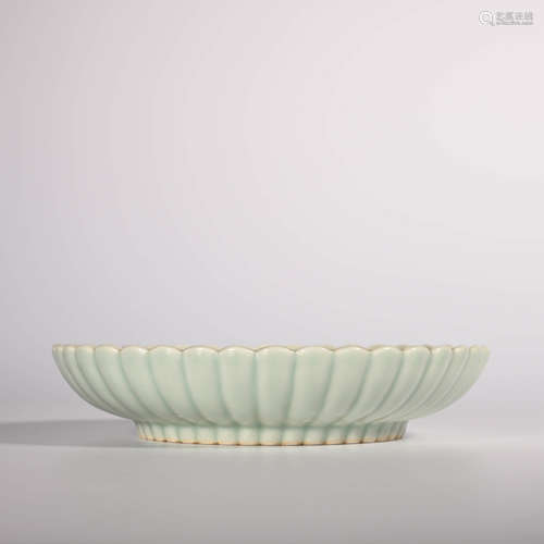 Qianlong of Qing Dynasty        Green glazed chrysanthemum plate