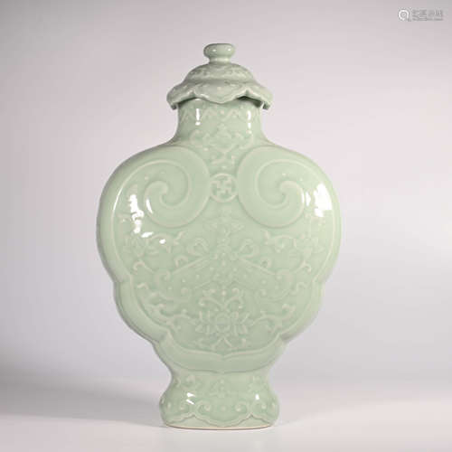 Qianlong of Qing Dynasty        Green glazed jar