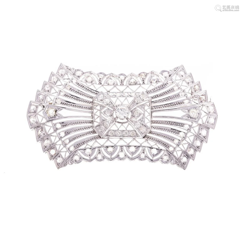 An Edwardian Diamond Brooch in 18K