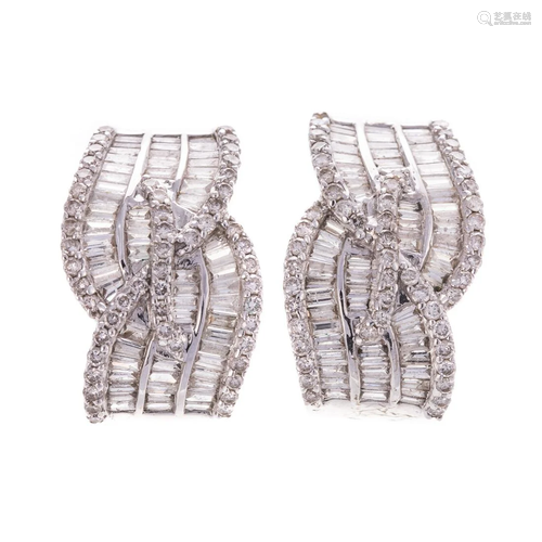 A Pair of 2.75 ctw Diamond Earrings in 18K