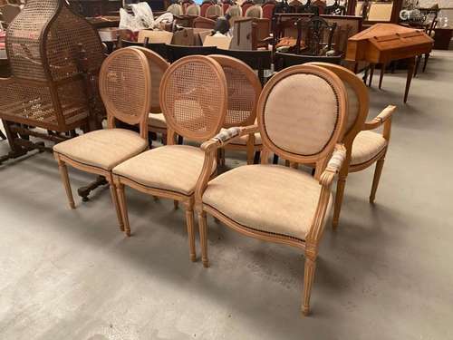 Quatre Fauteuils Et Deux Chais…