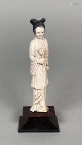 Statuette De Jeune Femme