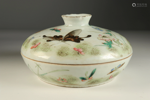 Porcelain box, decorated with butterflies Tongzhi mark