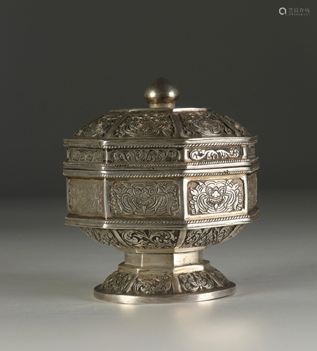 Engraved silver box, China - Tibet XIXth