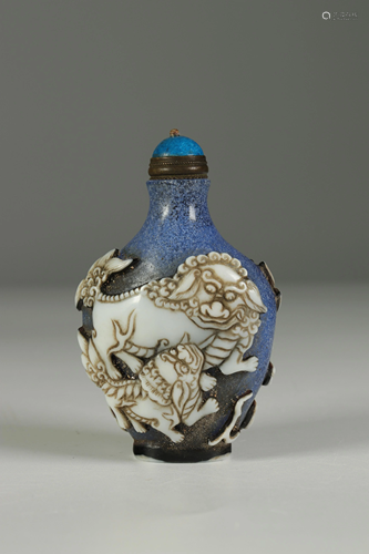 China.Pekin glass tabatiere.