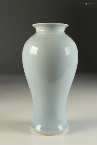 Monochrome vase with sky blue glaze, Yongzheng brand.