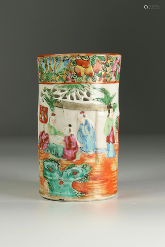 Canton porcelain brush holder. China 19th.