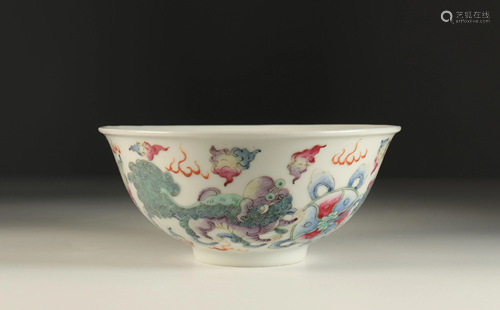 Porcelain bowl with shi-shi. China late 19th century.