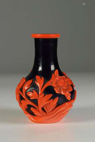 China.Pekin glass tabatiere.