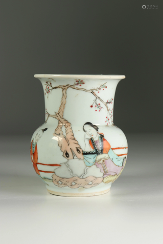 Small porcelain spittoon, early 20th century China.