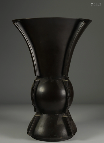 Gu shape vase in bronze, China 19th.