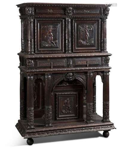 DRESSOIR en noyer sculpté. Corps supérieur ouvrant…