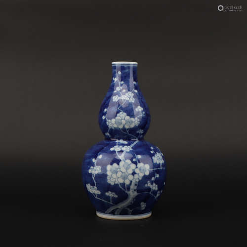 A blue and white 'flowers' gourd-shaped vase