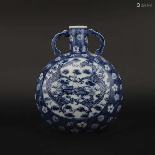 A blue and white 'dragon' moonflask