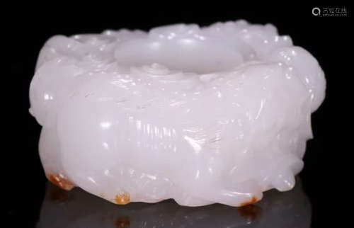 A HETIAN JADE RING CARVED WITH LION