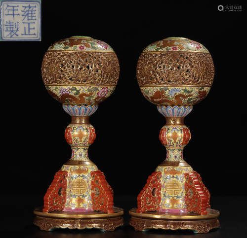 YONGZHENGNIANZHI MARK FAMILLE ROSE GLAZE ORNAMENT PAIR