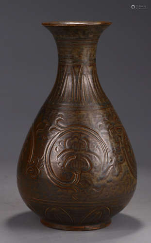 A BROWN GLAZE VASE CARVED WITH FLOWER