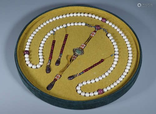 A PEARL NECKLACE WITH 108 BEADS