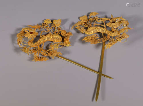 PAIR OF GOLD HAIRPIN WITH AUSPICIOUS PATTERN