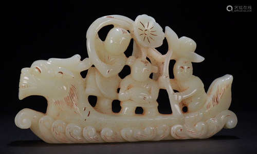 A HETIAN JADE PENDANT CARVED WITH FIGURE