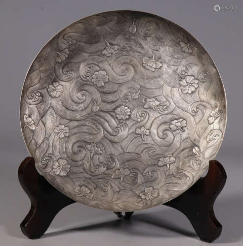 A SILVER PLATE CARVED WITH FLOWER