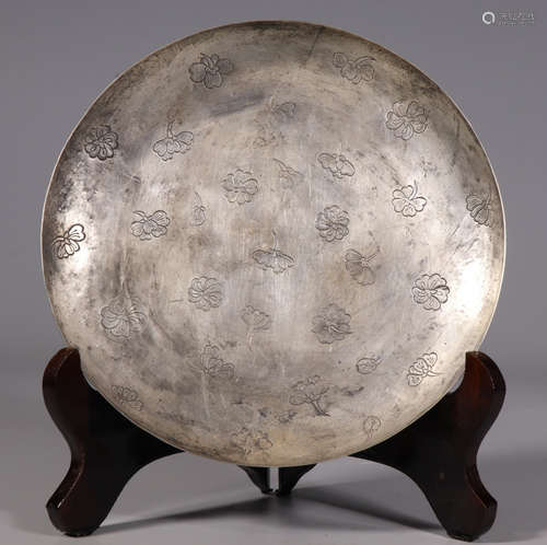 A SILVER PLATE CARVED WITH FLOWER