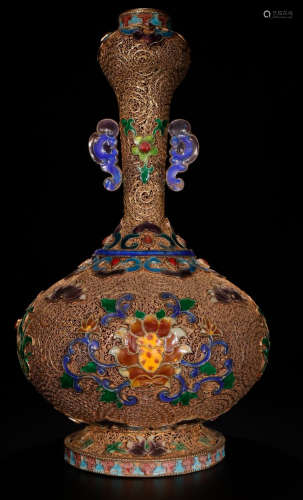A GILT SILVER VASE WITH FLOWER PATTERN