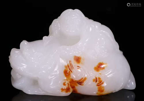 A HETIAN JADE PENDANT CARVED WITH FIGURE