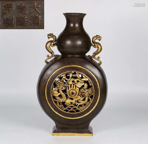 DAQINGQIANLONGNIANZHI MARK GILT BRONZE GOURD VASE