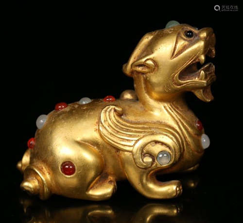 A GILT BRONZE BEAST PENDANT EMBEDDED WITH GEM