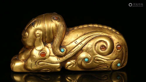 A GILT BRONZE BEAST PENDANT EMBEDDED WITH GEM