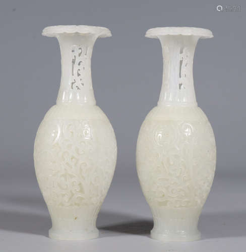 PAIR OF HETIAN JADE VASE CARVED WITH WRAPPED FLOWER