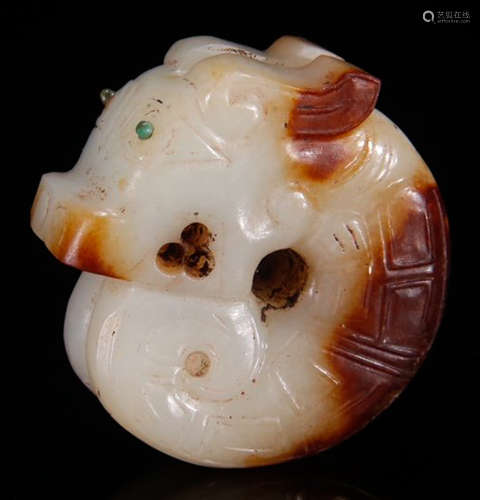 AN ANTIQUE JADE BEAST PENDANT