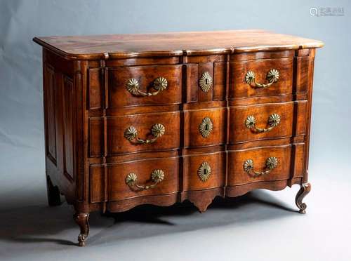 Chest of drawers \nIn carved and moulded walnut wit…