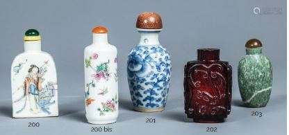 Cylindrical snuffbox in porcelain with \