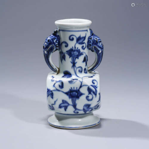 A  BLUE AND WHITE FLORAL PORCELAIN VASE WITH DOUBLE EARS