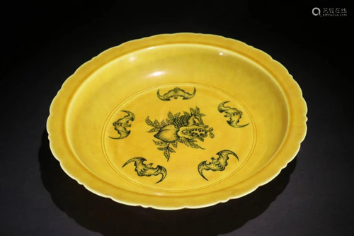 A Yellow Ground Bats Pattern Porcelain Plate