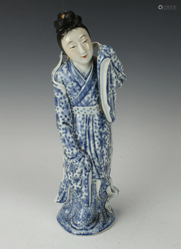 BEAUTIFUL BLUE & WHITE PORCELAIN FIGURE