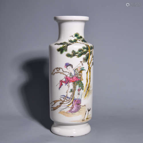 A POWDER ENAMEL FLOWER BOTTLE PAINTED WITH ANCIENT LADIES
