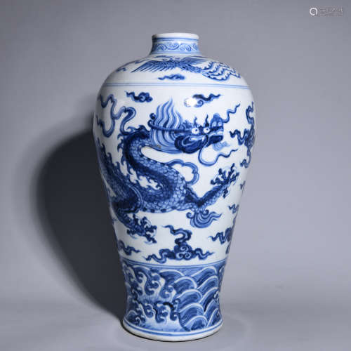 A BLUE AND WHITE BOTTLE WITH DRAGON PATTERNS