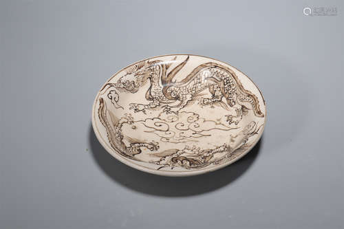 A CIZHOU KILN PLATE WITH DRAGON PATTERNS