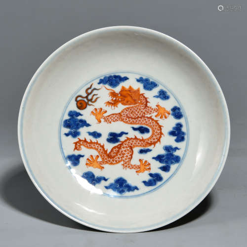 A BLUE-AND-WHITE ALUM RED PLATE WITH DRAGON PATTERNS