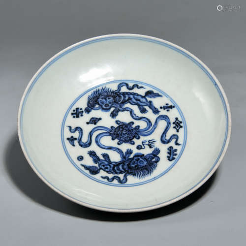 A BLUE AND WHITE PLATE WITH LION PATTERNS